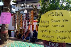 Protes Pemkot Blitar, Belasan Pedagang Sekitar Stadion Supriyadi Gelar Dagangan di Depan DPRD