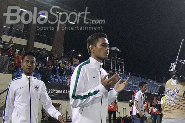 Tiga pemain Timnas U-22, Ezra Walian (kanan), M Rezaldi Hehanusa (tengah), dan M Hargianto memasuki lapangan sebelum berlaga melawan Vietnam pada SEA Games 2017.