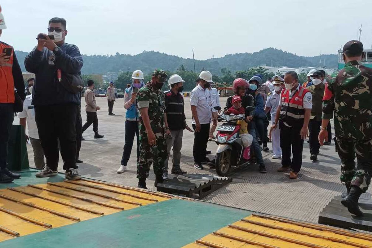 Pemudik bersepeda motor hendak naik ke KM Ciremai di Pelabuhan Panjang, Rabu (4/5/2022). Pelabuhan Panjang di Kota Bandar Lampung ini dipersiapkan untuk memecah antrean di Pelabuhan Bakauheni.
