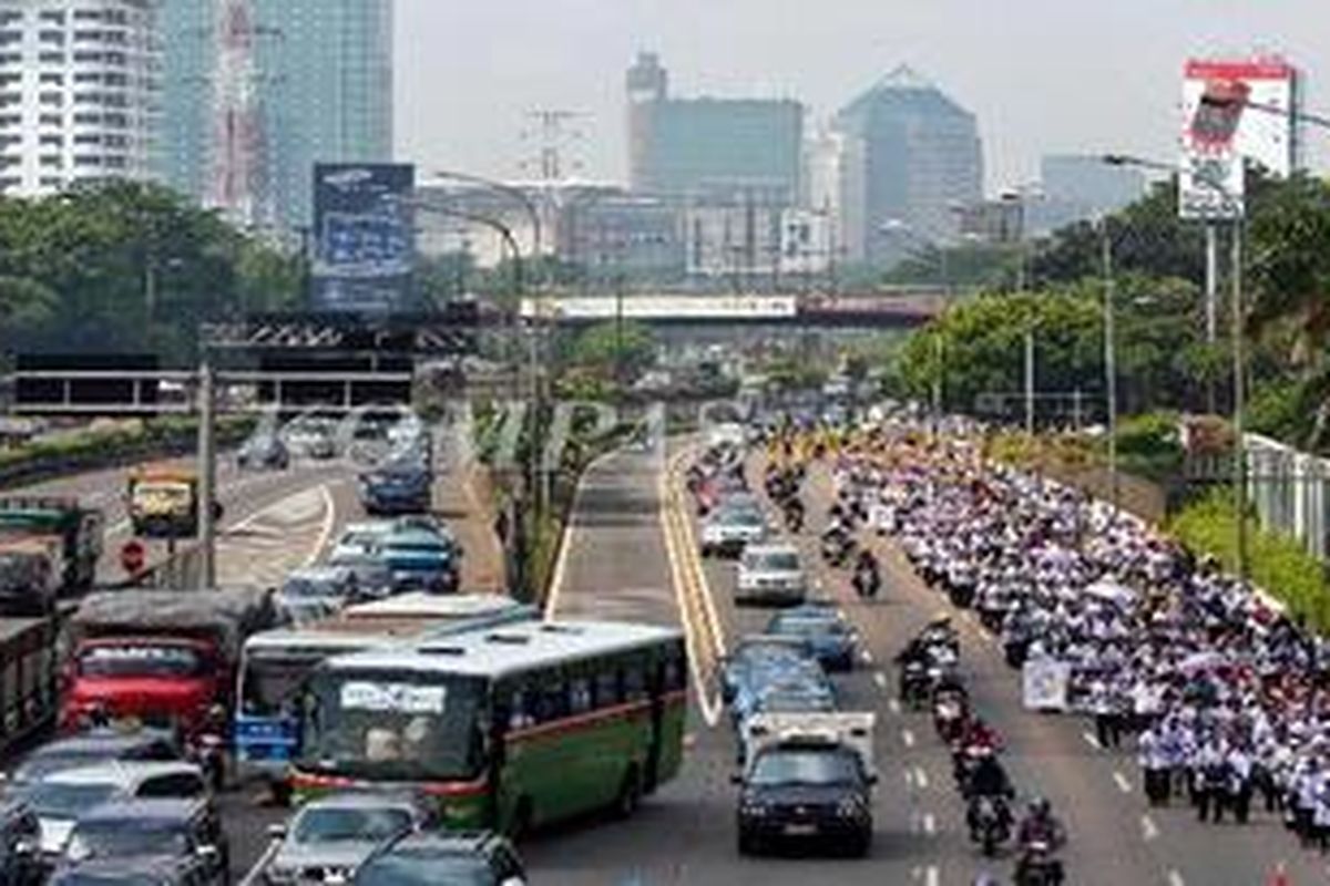 Para guru yang tergabung dalam Persatuan Guru Republik Indonesia (PGRI) berunjuk rasa di depan Gedung DPR RI, Jakarta, Selasa (11/5/2010), untuk menolak penghapusan PMPTK karena menimbulkan kecemburuan bagi guru yang belum mengikuti program sertifikasi. 