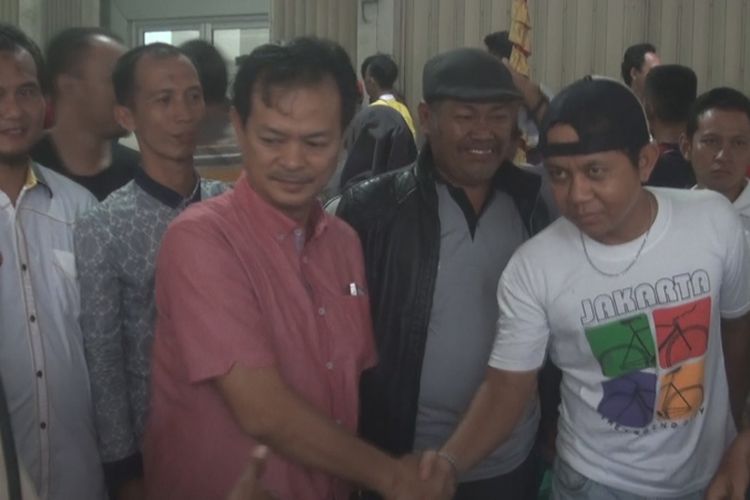 Calon wakil wali kota Prabumulih Ardiansyah Fikri menerima ucapan selamat dari tim sukses dan warga Kota Prabumulih setelah hasil perhitungan suara  internal mereka menunjukkan angka 79 persen, Rabu (27/6/2018)