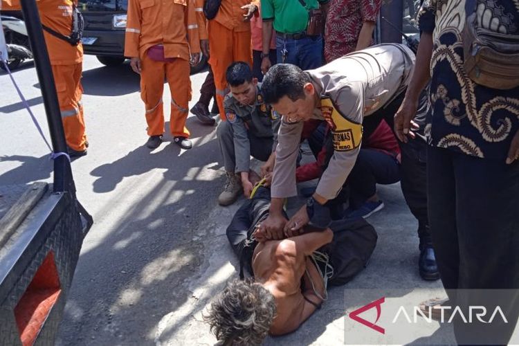 Polisi menangkap pemulung yang jadi pelaku penusukan anggota Satpol PP di Pasar Rebo, Jakarta, Kamis (15/12/2022). 