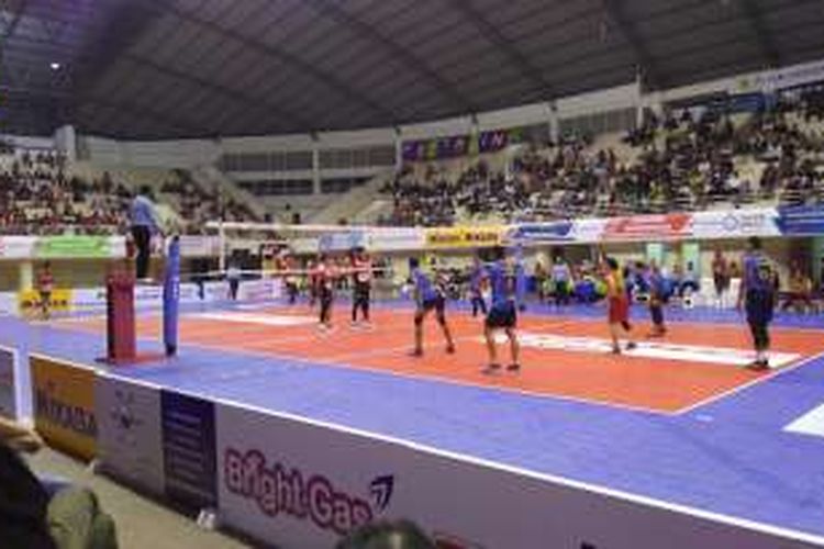 Para pemain Jakarta Pertamina Energi (kiri) menghadapi Bekasi BVN pada laga lanjutan Proliga 2016 di GOR Ken Arok, Malang, Sabtu (21/2/2016).