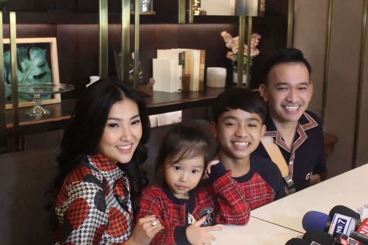 The Onsu Family saat di temui di Pandor,Kebayoran Baru,Jakarta, Rabu(25/12/2019) Ruben Onsu mengadakan makan malam bersama keluarga dan teman dalam rangka Merayakan Hari Natal.