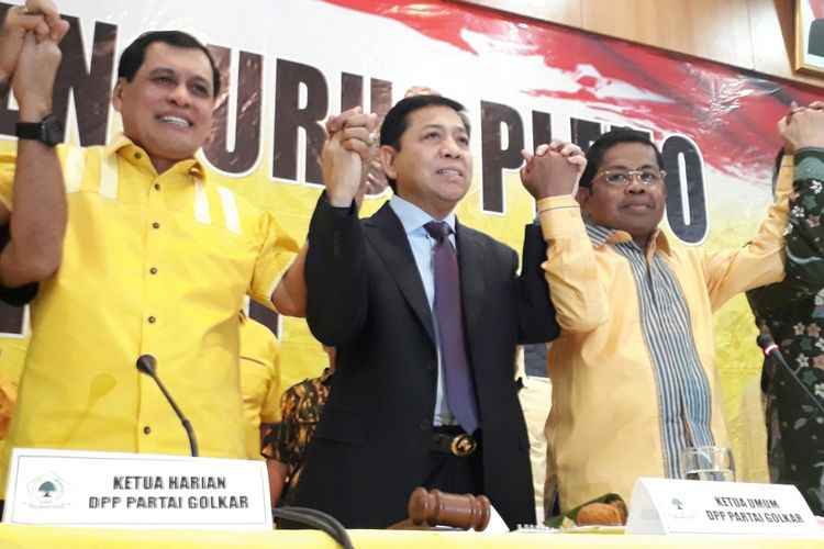 Ketua Harian DPP Partai Golkar Nurdin Halid (kiri foto), Ketua Umum Partai Golkar Setya Novanto (tengah foto), dan Sekjen Partai Golkar Idrus Marham (kanan foto) usai rapat pleno di DPP Golkar, di Jalan Anggrek Neli, Jakarta Barat, Selasa (18/7/2017).