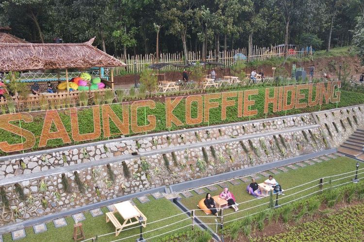 Saung Koffie Hideung memperkenalkan sensasi ngopi di atas awan, di Puncak Sempur, Desa Cintalaksana, Kecamatan Tegalwaru, Kabupaten Karawang, Jawa Barat.