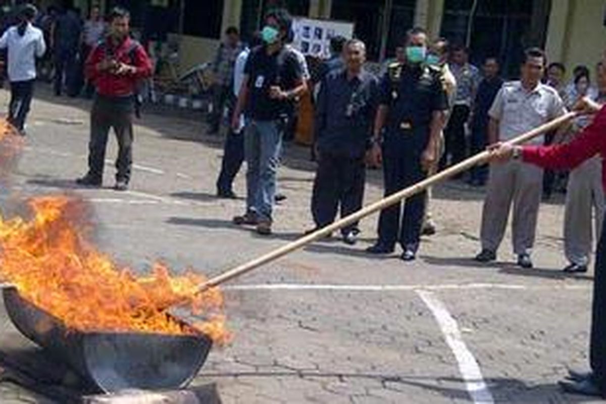 Direktorat Reserse Narkoba Polda Jawa Tengah melakukan pemusnahan barang bukti narkoba berupa heroin, sabu dan ganja di halaman parkir Polda Jateng Jalan Pahlawan Semarang, Selasa (6/11/2012). 