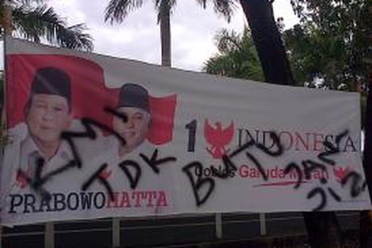 Spanduk Prabowo-Hatta yang terpasang di depan kantor pajak Kendari dicoret orang tak dikenal. Tim pemenangan Prabowo Hatta di Kendari tidak keberatan dan tak akan laporkan kejadian itu ke panwaslu.
