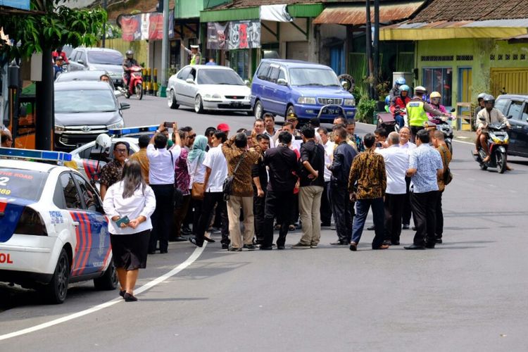 Rombongan Komisi V DPR RI dan Kementerian PUPR meninjau lokasi rencana pembangunan flyover dan underpass di simpang Canguk, Kota Magelang, Jawa Tengah, Kamis (11/1/2018).