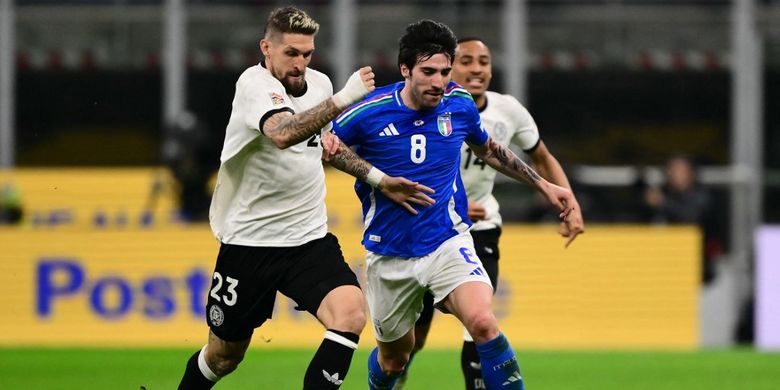 Gelandang Jerman #23 Robert Andrich berebut bola dengan gelandang Italia #08 Sandro Tonali selama pertandingan leg pertama perempat final Nations League antara Italia dan Jerman di Stadion San Siro di Milan, pada tanggal 20 Maret 2025.