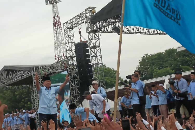 Capres nomor urut 2 Prabowo Subianto saat menghadiri aacar relawan Ndaru Bersholawat bersama ulama dan santri di Stadion Maulana Yusuf, Kota Serang Banteb. Sabtu (27/1/2024).