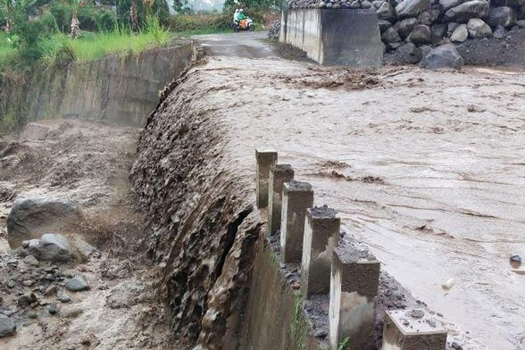 Pascahujan yang mengguyur puncak Gunung Sinabung, terjadi aktivitas lahar dingin yang melintas di Desa Perbaji, Kecamatan Tiganderket, Minggu (26/9/2021). Dari aktivitas laharan ini, sempat meluap ke atas jembatan Desa Perbaji.