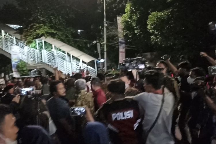 Sejumlah relawan Gubenrur DKI Jakarta Anies Baswedan ricuh dengan awak media karena dianggap mengganggu ekrja-kerja jurnalistik, Rabu (7/9/2022).