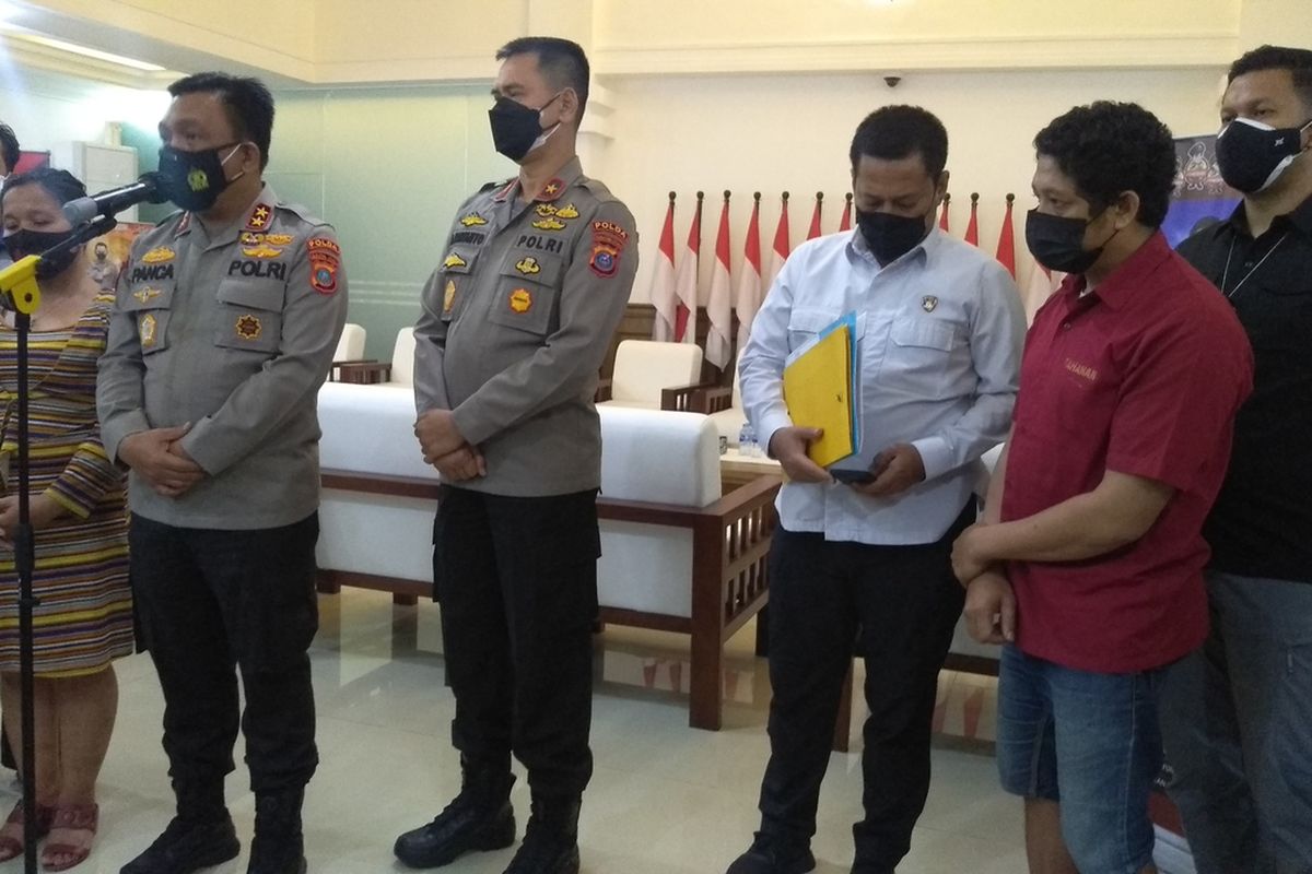 Kapolda Sumatera Utara, Irjen Pol RZ Panca Putra Simanjuntak memberikan keterangan resmi kepada wartawan pada Selasa (12/10/2021) malam terkait penanganan perkara saling lapor dalam kasus penganiayaan di Pasar Gambir Tembung pada Minggu (5/9/2021) pagi. Panca menjelaskan beberapa temuan baru dalam kasus tersebut.