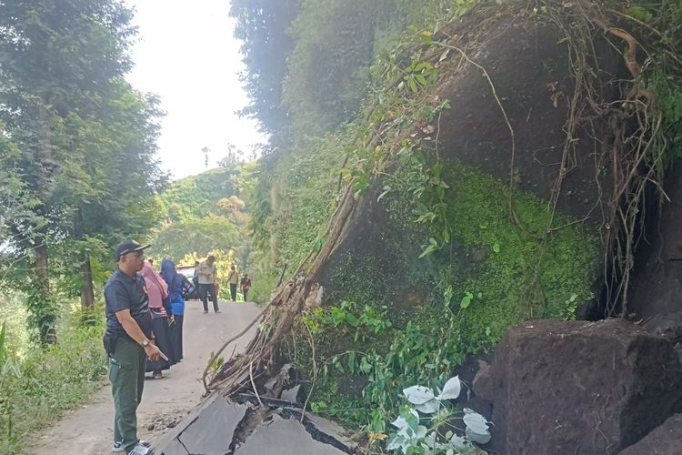 Batu Raksasa Tutup Akses Jalan di Situbondo, Mobil Tak Bisa Melintas