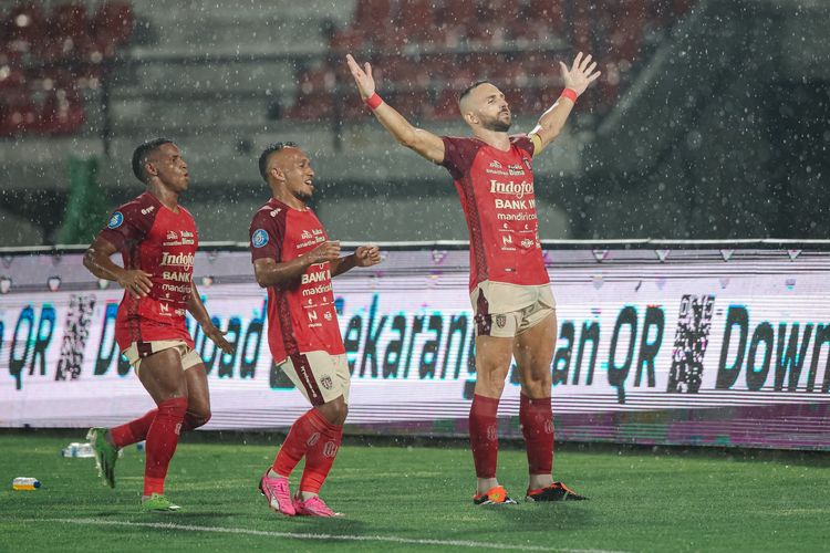 Striker Bali United, Ilija Spasojevic, merayakan gol pada laga Bali United vs PSIS yang menjadi bagian dari laga pekan ke-28 Liga 1 2023-2024. Partai tersebut bergulir di Stadion Kapten I Wayan Dipta Gianyar, Bali, pada Jumat (8/3/2024).