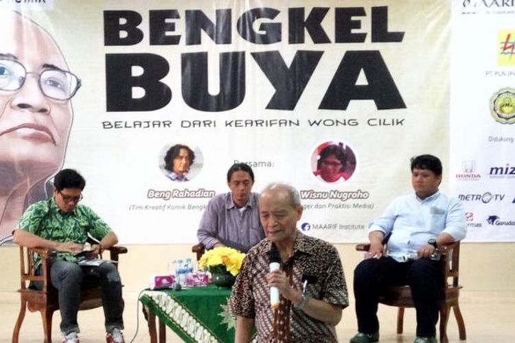 Ahmad Syafii Maarif (berdiri), Wisnu Nugroho (duduk baju hijau), dan Bambang Tri Rahadian (duduk ditengah) saat Launching Komik Bengkel Buya Belajar dari Kearifan Wong Cilik di Aula Madrasah Mualimin Muhammadiyah Jalan Letjen S. Parman No 68 Yogyakarta