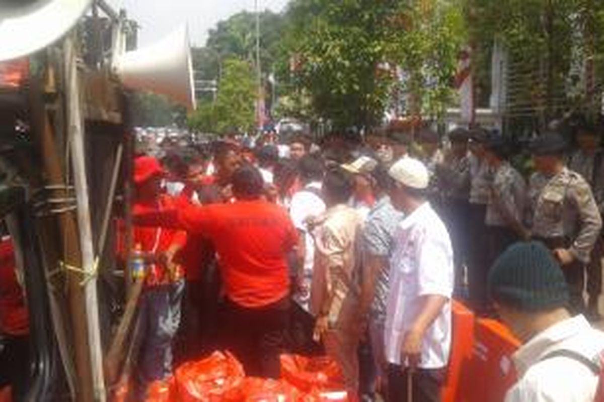 Massa pendukung Prabowo-Hatta berebut makanan siap saji KFC di depan Gedung Mahkamah Konstitusi (MK), Jalan Medan Merdeka Barat, Jakarta Pusat, Selasa (12/8/2014).