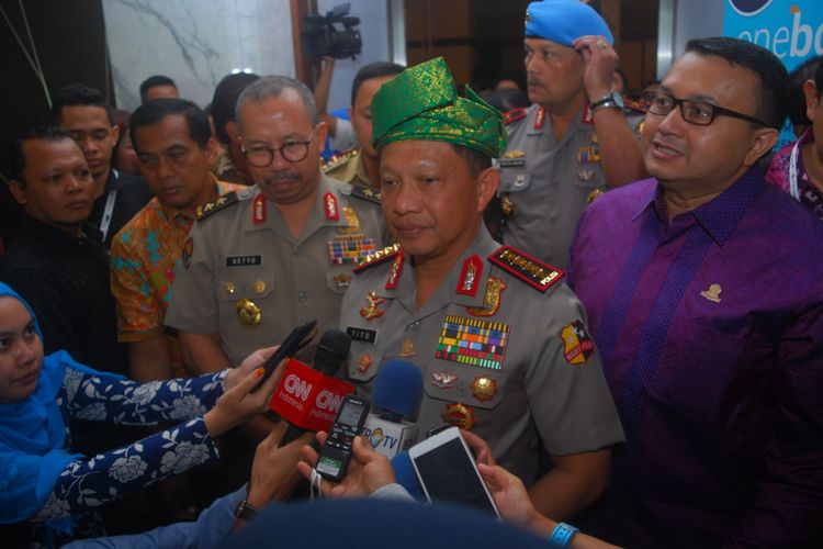 Kapolri Jenderal Tito Karnavian saat ditemui sejumlah wartawan usai menghadiri acara Konvensi Nasional Humas 2017 di IPB International Convention Center (IICC), Bogor, Jawa Barat, Selasa (28/11/2017).