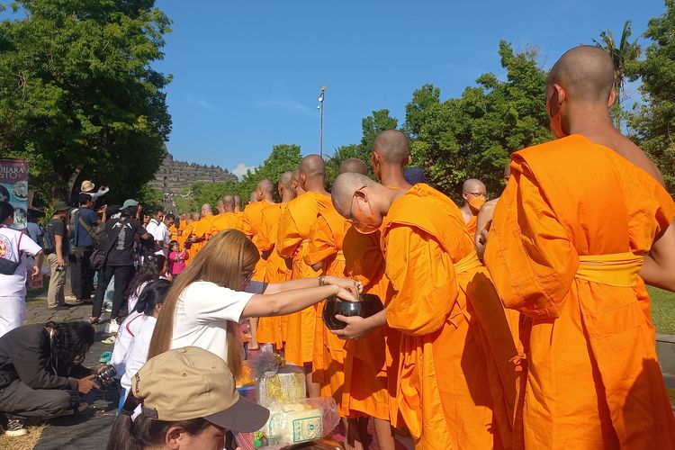 Sebanyak 500 Samanera Sementara (Calon Rahib Budha) dibimbing oleh Bhikkhu Sangha menjalani prosesi Pindapatta di kompleks Candi Borobudur, Kabupaten Magelang, Jawa Tengah pada hari Minggu (20/12/2023). 