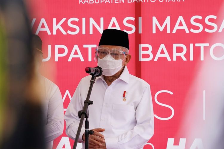 Wapres Ma'ruf Amin saat meninjau vaksinasi Covid-19 di Lapangan Olahraga Tiara Batara, Melayu, Teweh Tengah, Kabupaten Barito Utara, Provinsi Kalimantan Tengah, Selasa (30/3/2020). 