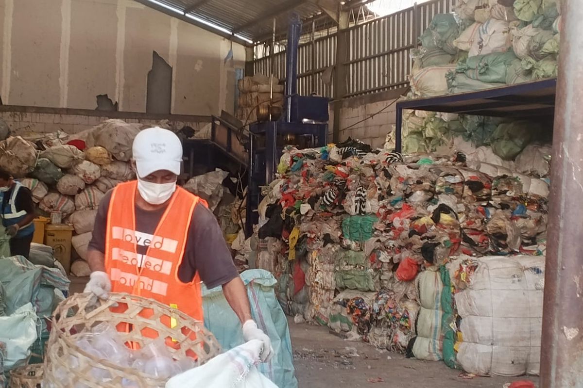 Di lokasi operasional fasilitas daur ulang Bali Waste Cycle (BWC), sampah-sampah yang masuk akan dipilah kembali antara sampah yang padat dan sampah plastik fleksibel. Kategori sampah padat sendiri meliputi botol plastik, botol sampo, besi, hingga kaleng. Setelah dipilah sesuai jenisnya, sampah-sampah tersebut akan dimasukkan ke dalam karung, kemudian dipres menggunakan mesin press, sebelum akhirnya dikirim ke berbagai pabrik daur ulang.