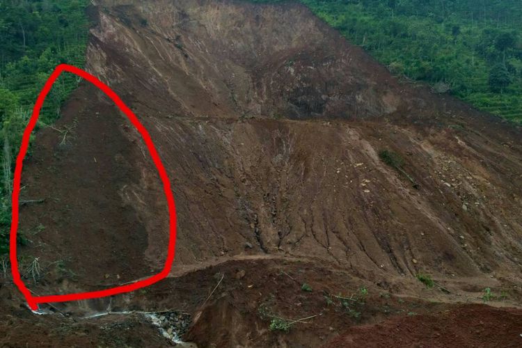 Salah satu titik longsor susulan yang berada disamping kiri lokasi awal di Desa Banaran, Kecamatan Pulung, Kabupaten Ponorogo, Jawa Timur, Jumat ( 28/4/2017).