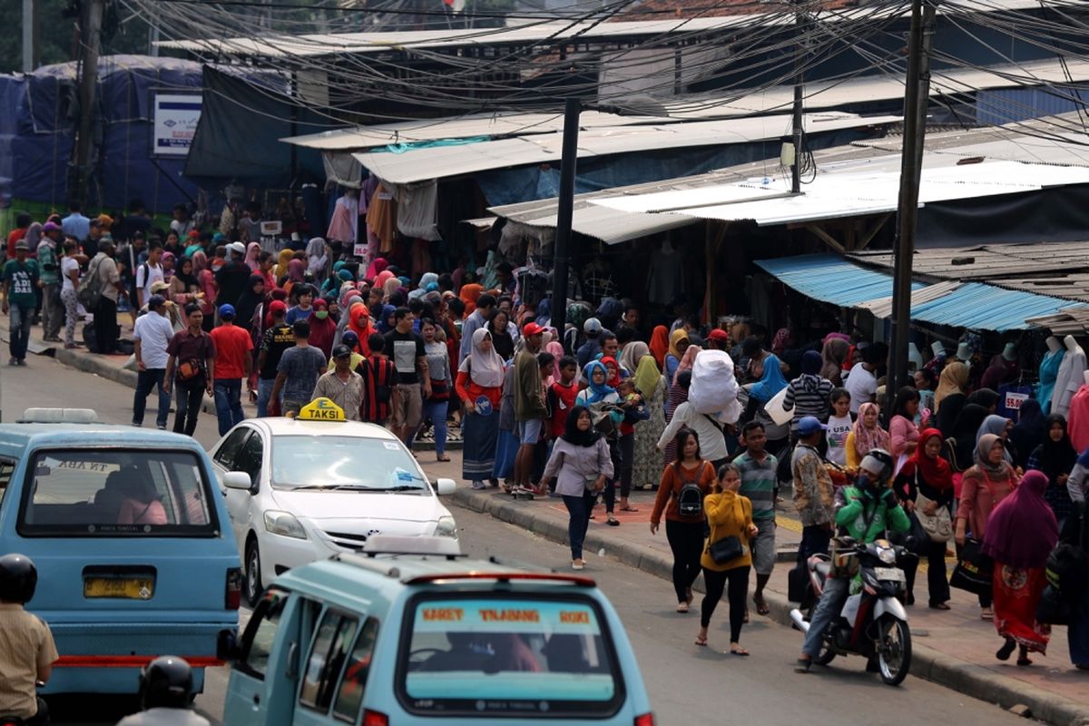 Suasana pedagang kaki lima (PKL) berjualan di sepanjang trotoar di Kawasan Pasar Tanah Abang, Jakarta, Rabu (17/5/2017). Satpol PP mulai melakukan penertiban setiap hari menyusul mulai banyaknya pedagang kaki lima (PKL) yang berjualan di trotoar dan jalan kawasan Pasar Tanah Abang.
