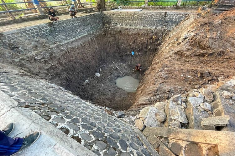 SUMBER AIR—Tim Balai Pelestarian Cagar Budaya (BPCB) Jawa Timur menemukan saluran air dan sumber air yang lokasinya berdekatan dengan kompleks makam dan masjid kuno Kuncen, Kecamatan Taman, Kota Madiun, Jawa Timur