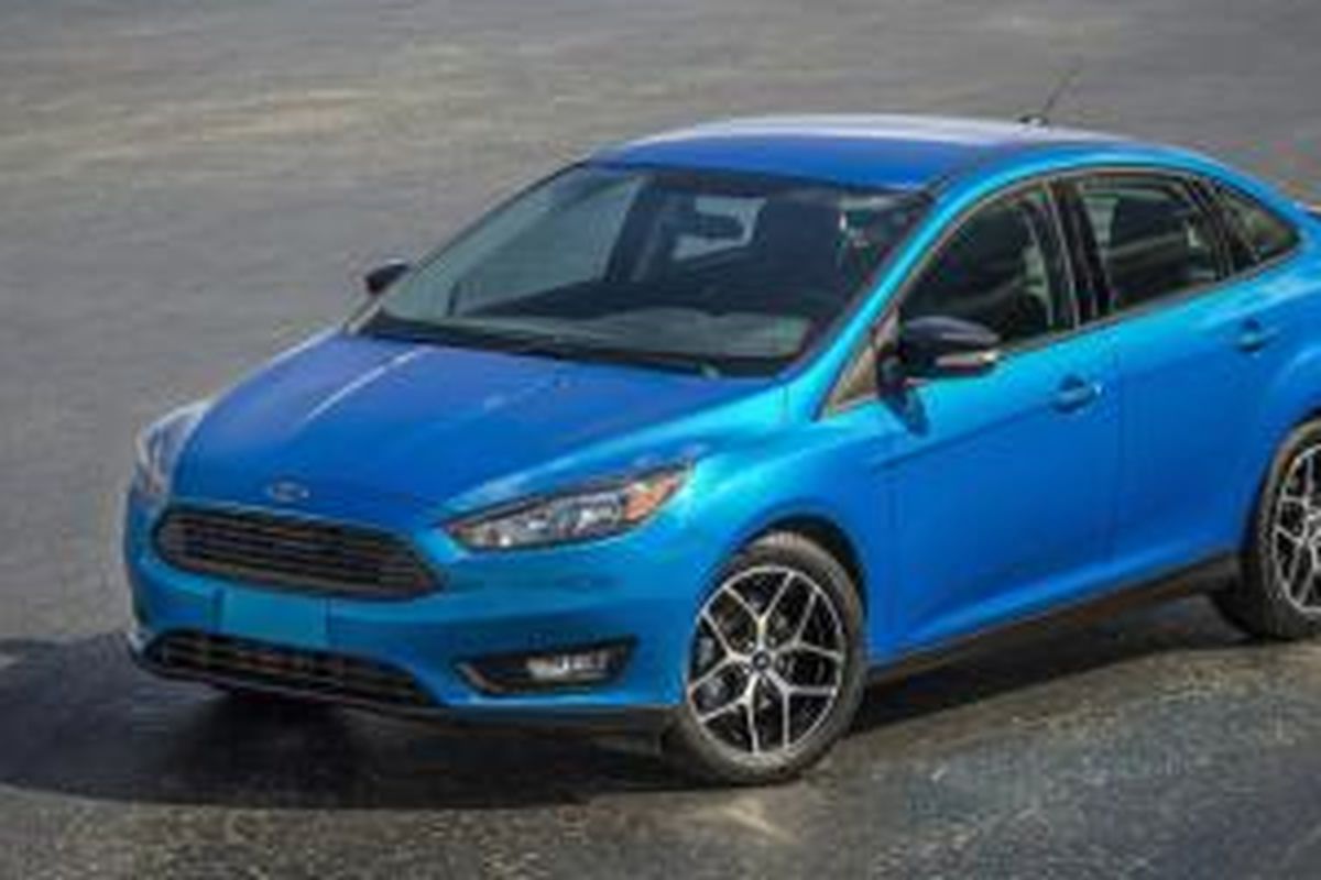 Ford Focus Sedan 2015, model SE lebih sporty dengan lidah di bagasi dan pelek besar.