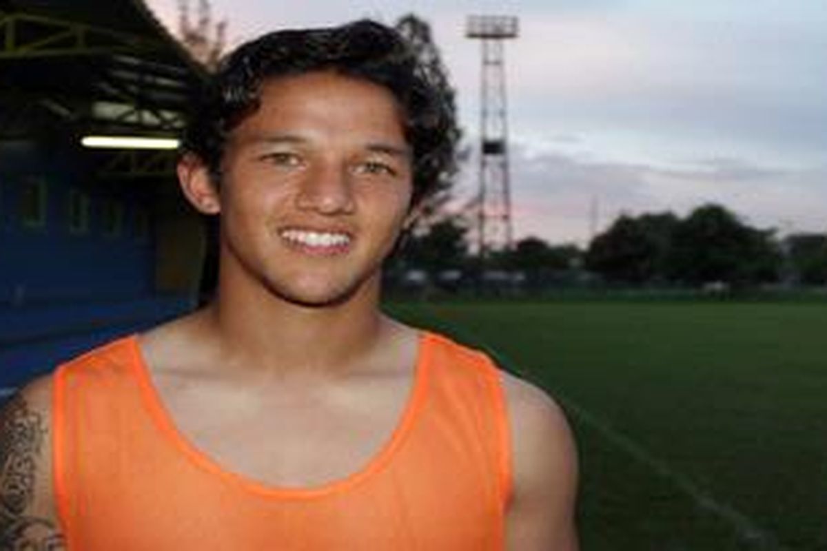 Penyerang Timnas Indonesia, Irfan Bachdim usai mengikuti latihan di Lapangan C Senayan, Jakarta, Kamis (2/12/2010). KOMPAS IMAGES/BANAR FIL ARDHI