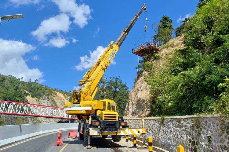 Perbaikan titik longsor di sekitar Jembatan Gladak Perak Lumajang.