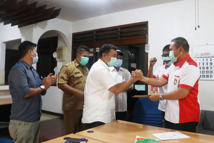 Mayor Jenderal (Purn) Komaruddin Simanjuntak (depan baju putih) saat mendaftar sebagai calon ketua umum Persatuan Tinju Amatir Indonesia (Pertina) periode 2020-2024. Pendaftaran tersebut dilaksanakan di kantor pusat PP Pertina, Jakarta, Senin (7/12/2020).