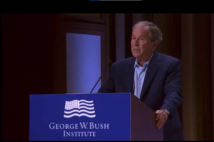Presiden ke-43 Amerika Serikat George W Bush saat berpidato di Southern Methodist University dalam acara di pusat kepresidenannya, Rabu (18/5/2022). Bush salah menyebut Ukraina menjadi Irak, yang kemudian disambut tawa penonton.