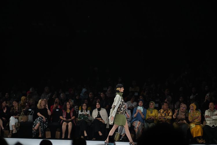 Model menampilkan busana batik khas Mojokerto di Indonesia Fashion Week 2024, Senayan JCC, Jakarta Pusat, Kamis (28/03/2024).