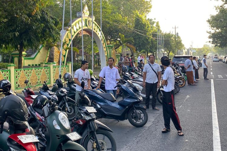 Aksi Sejuk di Kulon Progo: Umat Katolik Bantu Parkir Jemaah Shalat Id Muhammadiyah