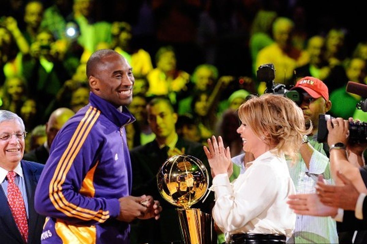 Kobe Bryant bersama Jeanie Buss yang saat ini menjabat sebagai Presiden klub LA Lakers.