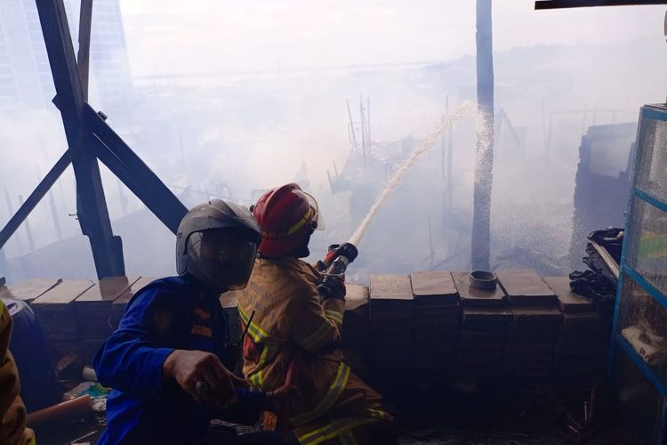 Petugas sedang memadamkan api saat terjadi kebakaran di wilayah Jalan Gunung Polisi, Kelurahan Baru Ilir, Balikpapan Barat, Kota Balikpapan, Kalimantan Timur, Rabu (15/12/2021).  