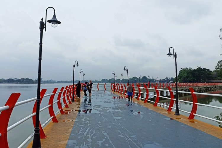 Suasana Situ Cipondoh di Kota Tangerang, Banten, pada Jumat (27/1/2023) pagi sehabis hujan turun. Terlihat genangan air di beberapa titik di jembatan.