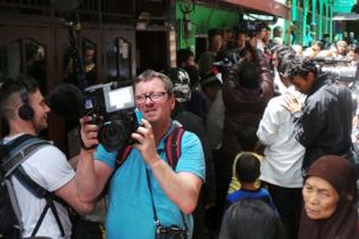 Jurnalis televisi asal Prancis, TV 2 tengah merekam blusukan Gubernur Jakarta Jokk Widodo di Pgangsaan, Menteng, Jakarta Pusat.