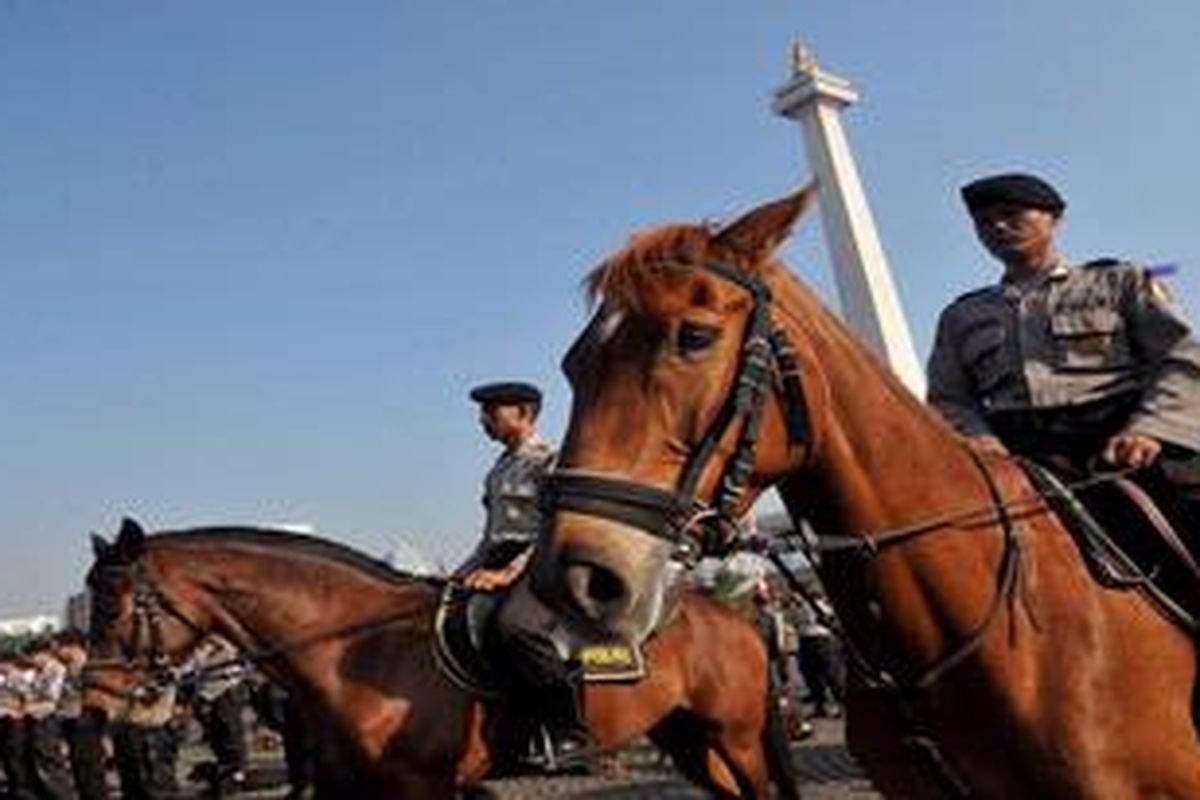 Upacara gelar pasukan Operasi Ketupat 2012 di Silang Monas, Jakarta, Jumat (10/9/2012). Operasi gabungan TNI, Polri, dan instansi terkait lainnya tersebut untuk pengamanan perayaan Idul Fitri termasuk arus mudik dan balik Lebaran.  