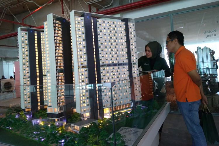 Seorang konsumen tengah melihat-lihat maket Tamansari Kencana Apartment di Bandung, Minggu (4/11/2018).