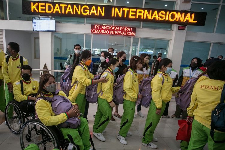 Atlet dan kontingen Myanmar yaitu peserta ASEAN Para Games 2022 tiba di terminal kedatangan Bandara Adi Soemarmo, Boyolali, Jawa Tengah, Selasa (26/7/2022). Sejumlah atlet dan kontingen negara peserta mulai tiba di Solo menjelang berlangsungnya ASEAN Para Games pada 30 Juli hingga 6 Agustus 2022. ANTARA FOTO/Mohammad Ayudha/nym.