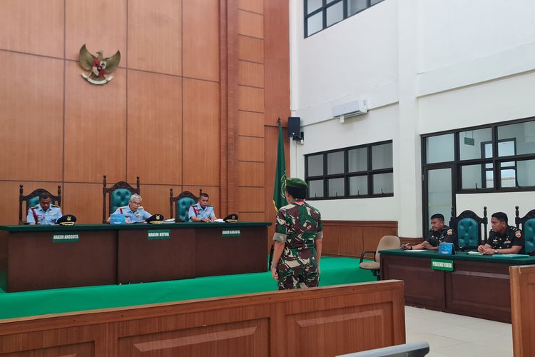 Pengadilan Militer Tinggi I Medan menggelar sidang putusan, Mayor Sari Ulita Surbakti, yang didakwa melakukan penipuan terhadap keluarga calon bintara masuk TNI AD senilai Rp 350 juta, pada Kamis (22/1/2026). 