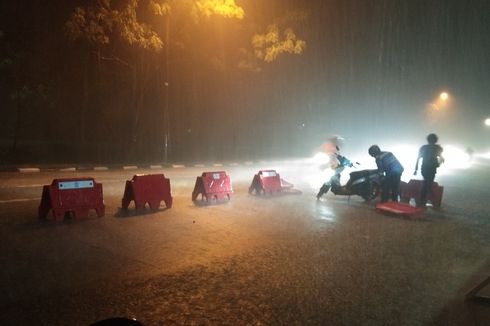 Terobos Hujan Deras, Pemudik Jatuh dari Motor hingga Menabrak Barier