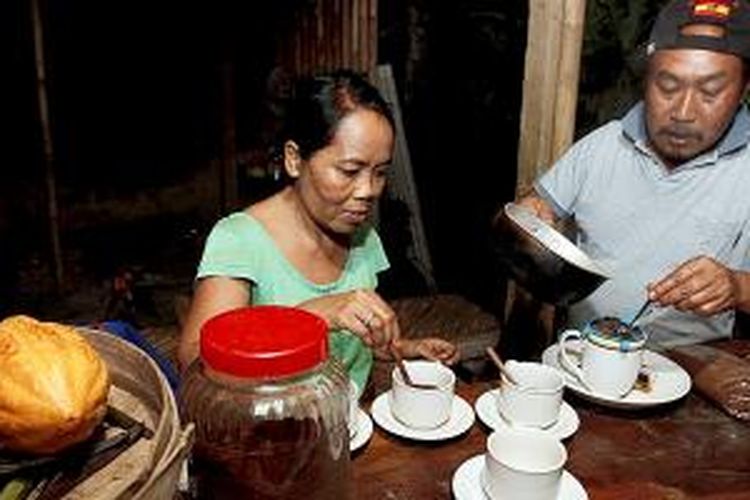 Penyajian kopi arabika Kintamani oleh Kadek dan Wayan.