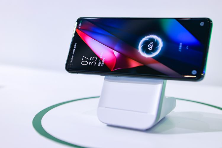 Oppo MagVOOC wireless flash charging stand.