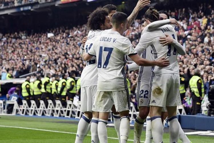 Para pemain Real Madrid merayakan gol ke gawang Espanyol dalam lanjutan La Liga, di Stadion Santiago Bernabeu, Sabtu (18/2/2017).