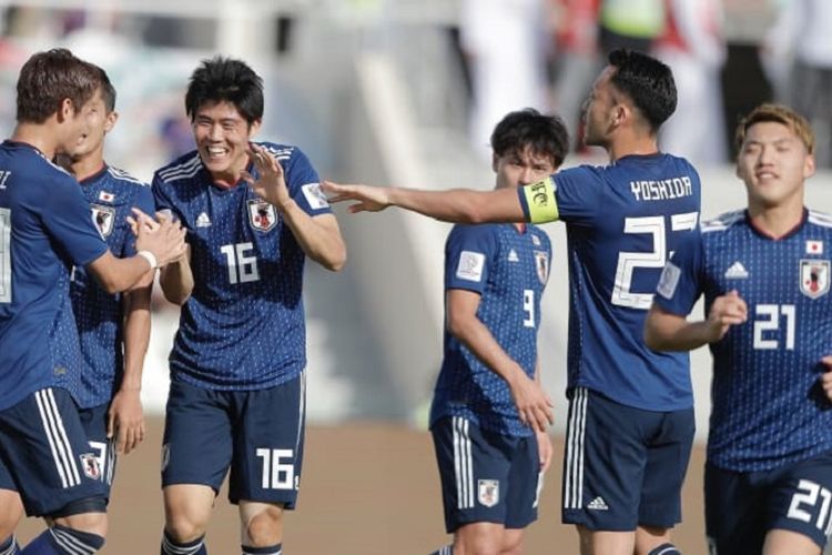 Para pemain Jepang merayakan gol Takehiro Tomiyasu (16) ke gawang Arab Saudi pada pertandingan babak 16 besar Piala Asia 2019 di Sharja, 21 Januari 2019. 