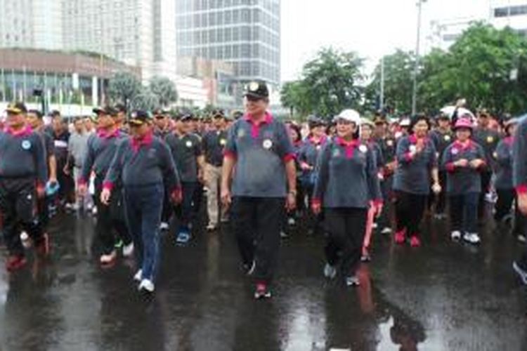 Presiden Susilo Bambang Yudhoyono bersama Ibu Negara Ani Yudhoyono saat mengikuti jalan santai dalam rangka peringatan Hari Ibu di Bundaran Hotel Indonesia, Jakarta, Minggu (22/12/2013).